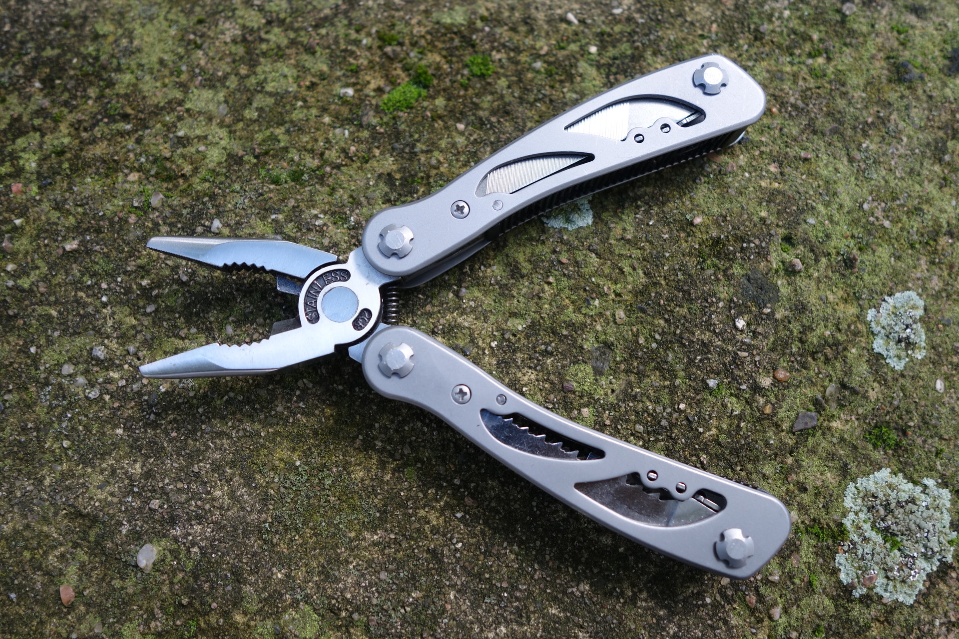 Celkový pohled na kleště nářaďového nože BaseTech.