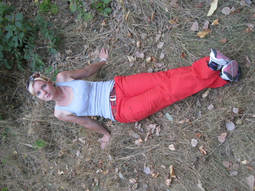 Dámské kalhoty Warmpeace Elkie s boční kapsou na pravém stehně.