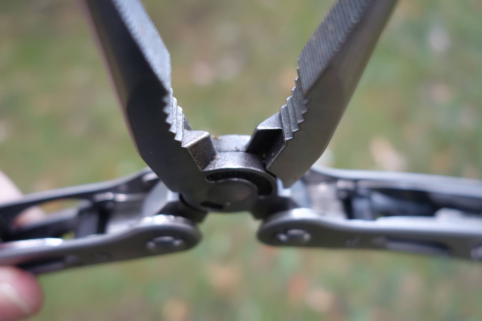 Detail na kleště nářaďového nože BaseTech.