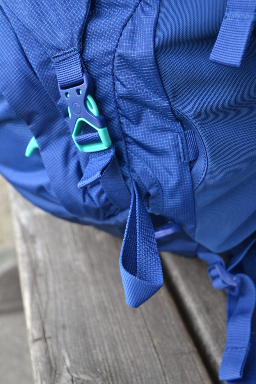 Poutko na cepín, batoh Lowe Alpine Axiom 5 Manaslu.