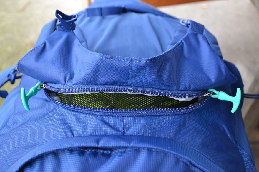 Přední vstup do batohu má dva jezdce a otvírá se od spodu, možný je ale i přístup ze strany.