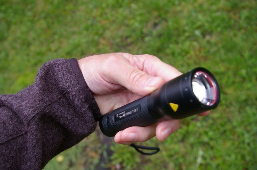 Lehká svítilna Led Lenser P7R se snadno ovládá.