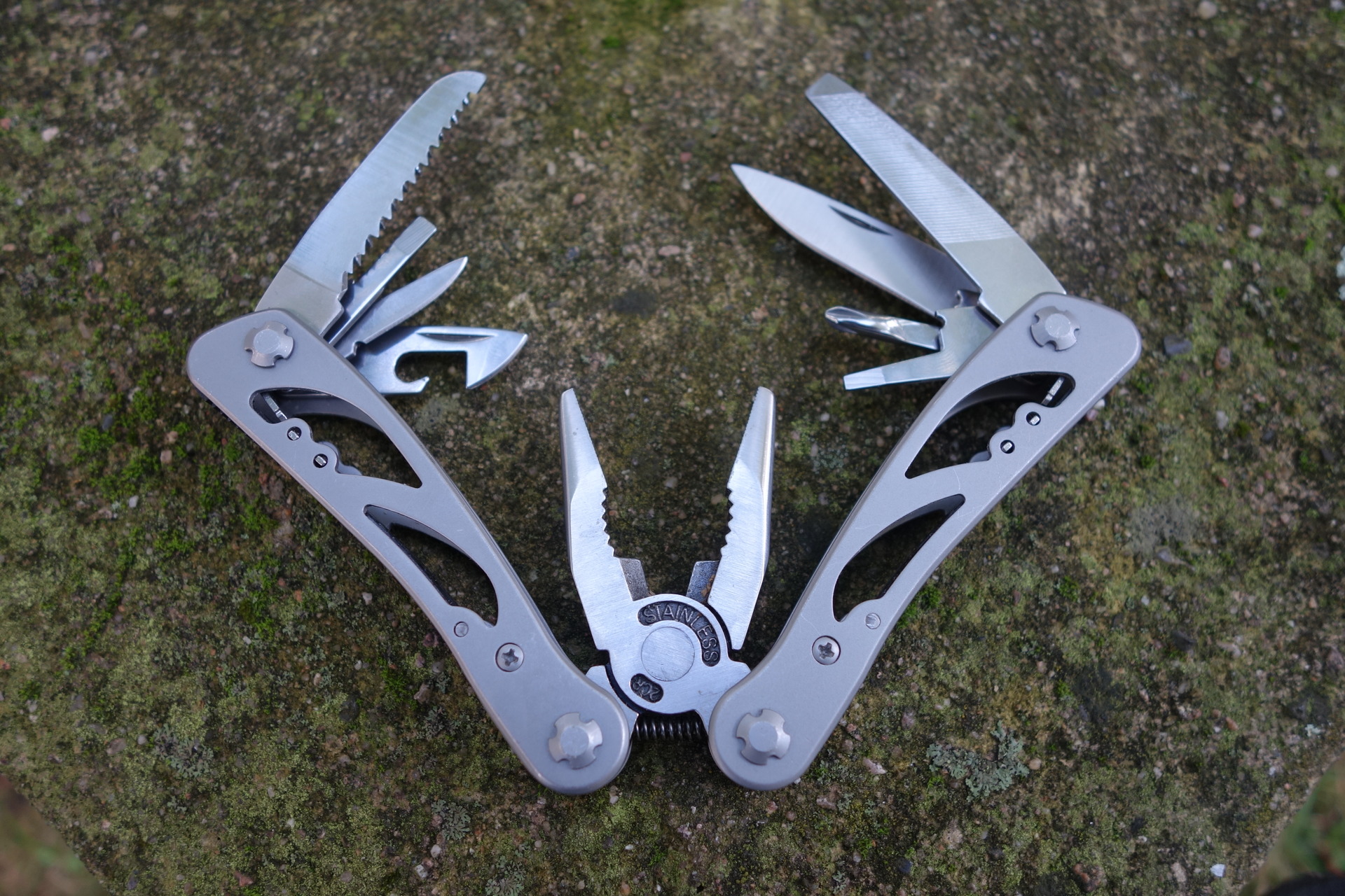 Nářaďový nůž BaseTech a přehled jeho funkcí a nástrojů.