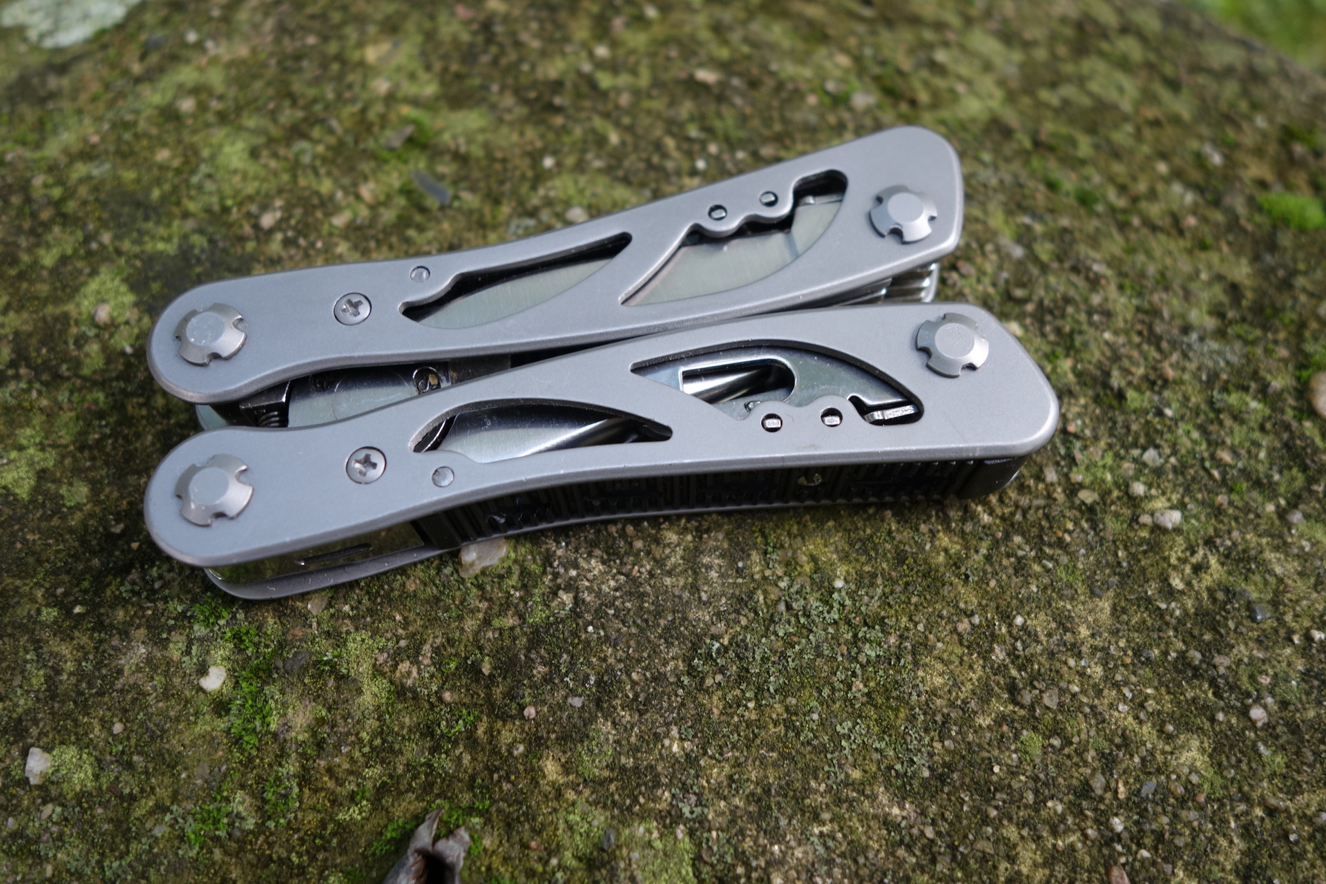 Nářaďový nůž BaseTech ve složeném stavu.