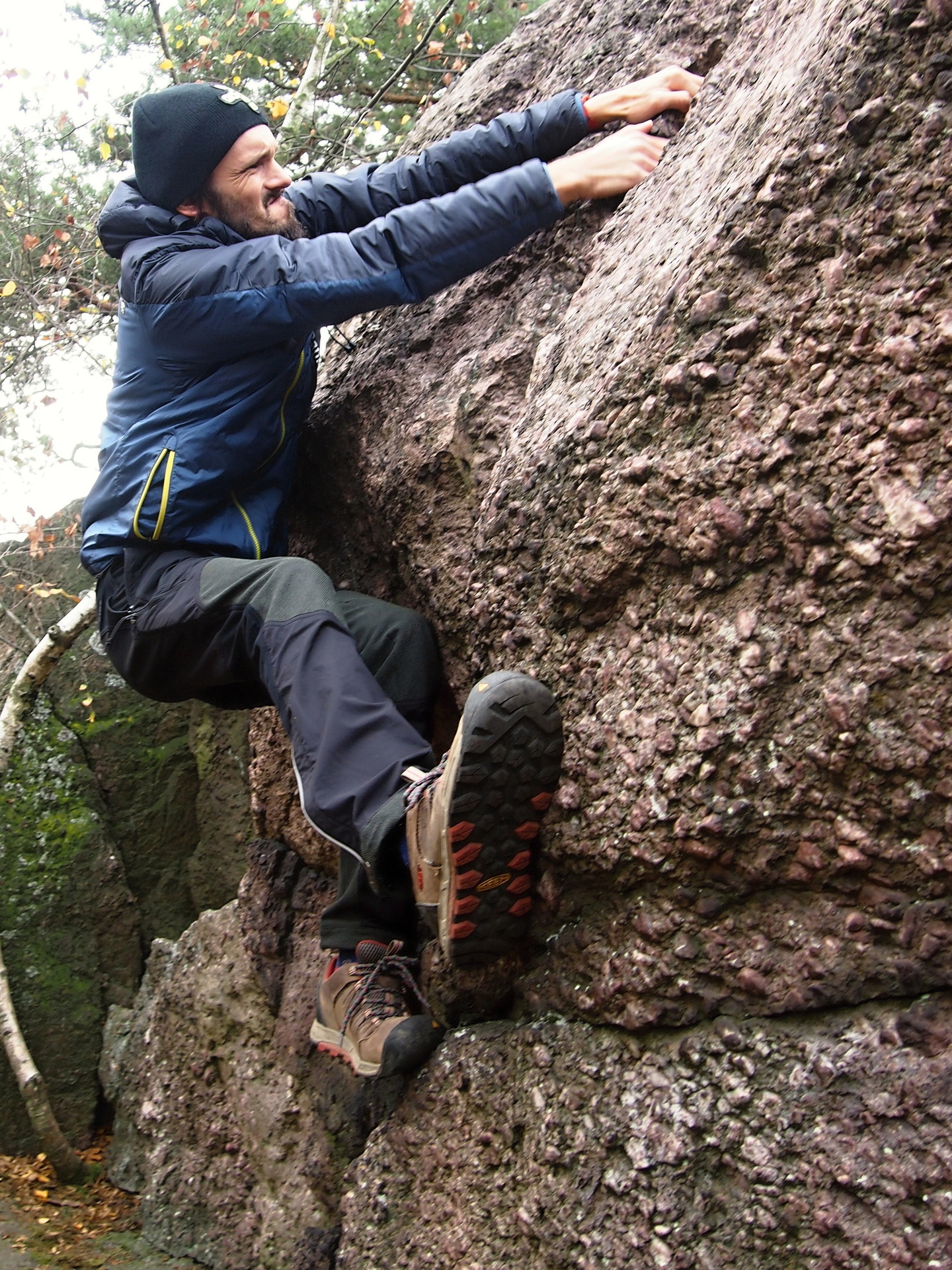Občas i malá skalka láká odskočit si z vyšlapané cesty.
