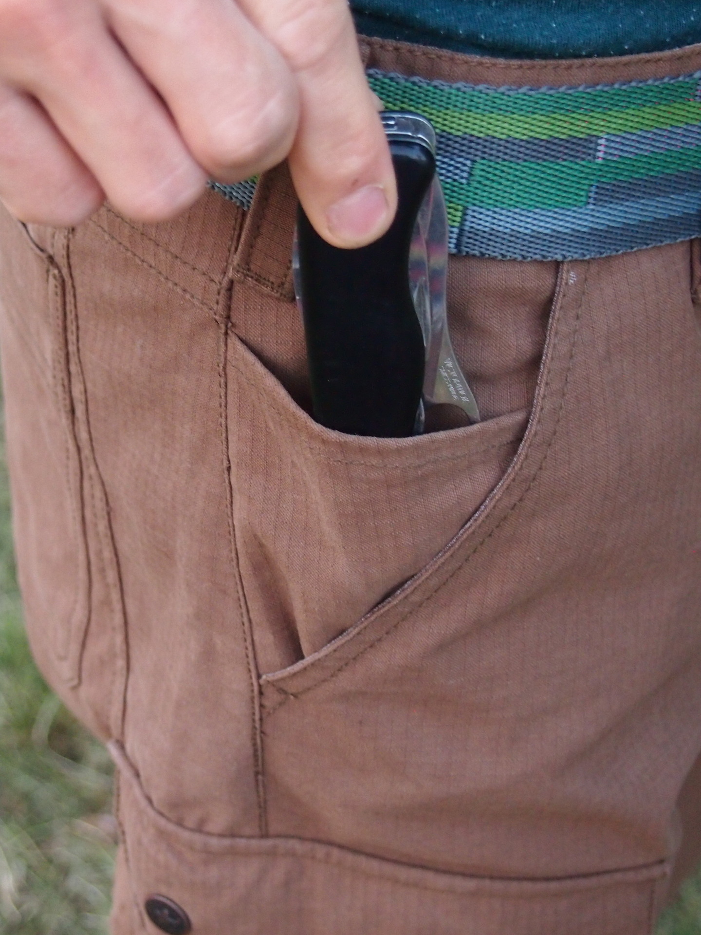 Pánské kalhoty Warmpeace Galt. Do boční kapsy se pohodlně vejde nůž.