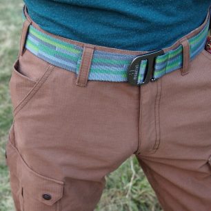Pánské kalhoty Warmpeace Galt. Kalhoty pevně drží široký opasek.