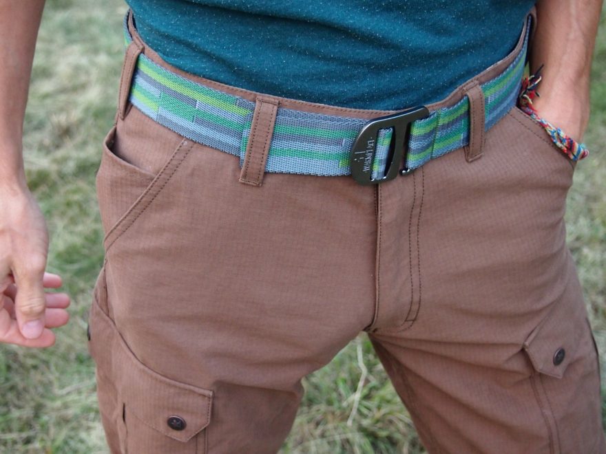 Pánské kalhoty Warmpeace Galt. Kalhoty pevně drží široký opasek.