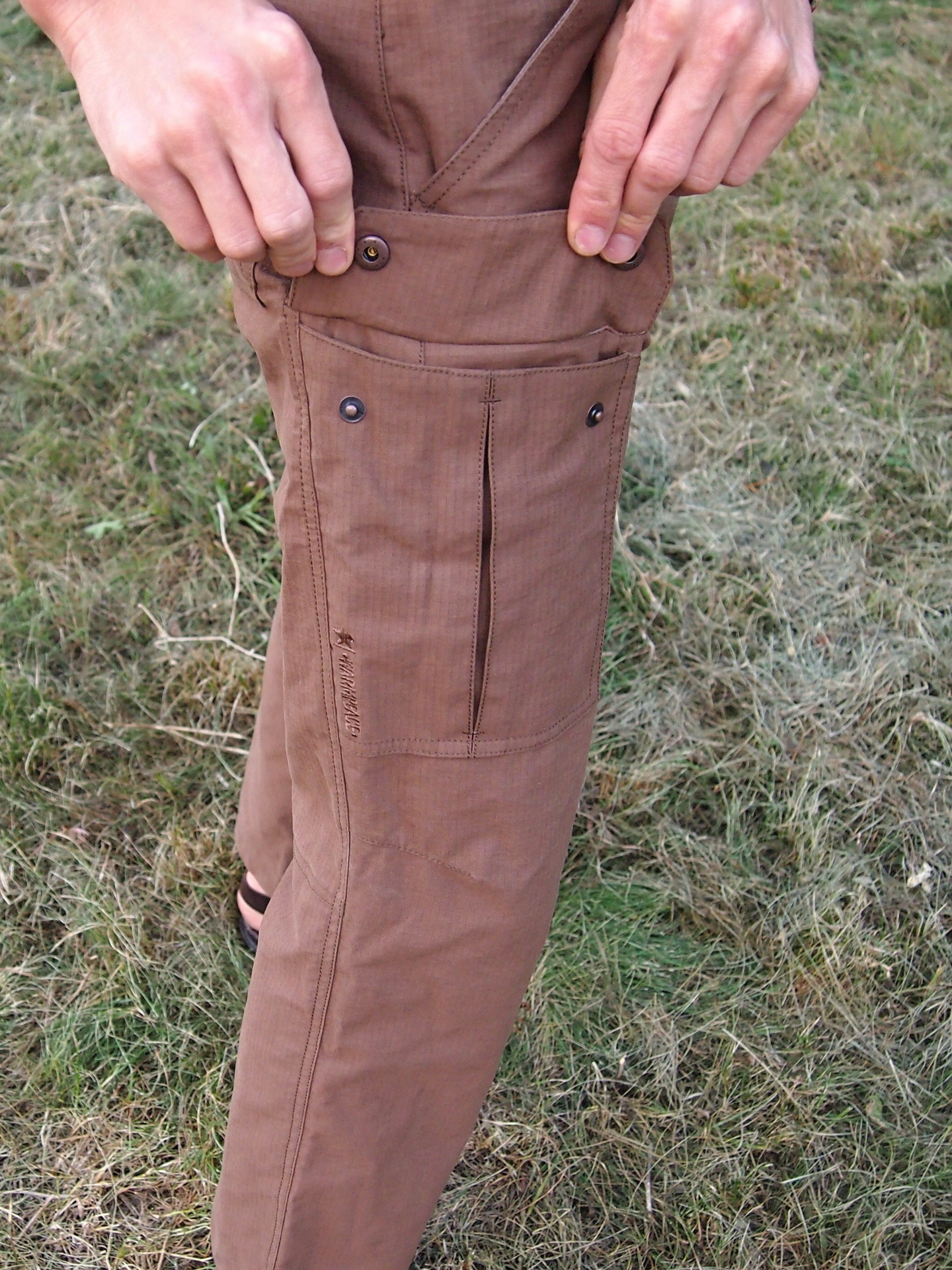 Pánské kalhoty Warmpeace Galt. Na obou stehnech je velká kapsa na druky.
