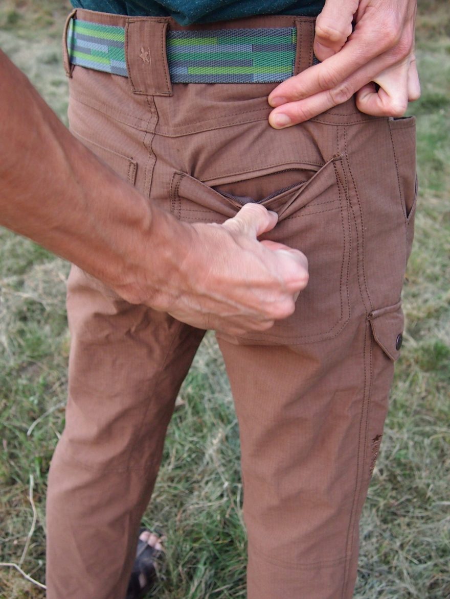 Pánské kalhoty Warmpeace Galt. Pravá  kapsa má ještě tajnou vnitřní kapsu na zip.