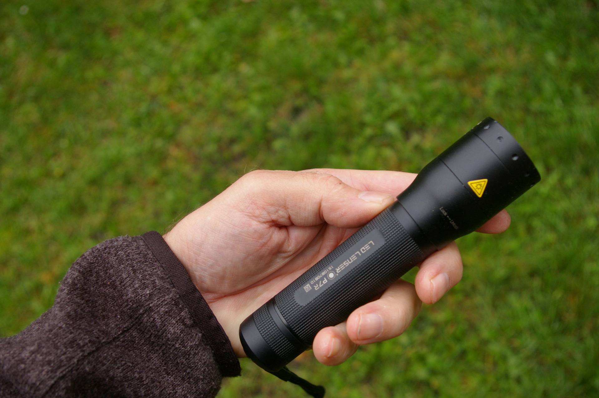 Svítilna Led Lenser P7R padne dobře do ruky.