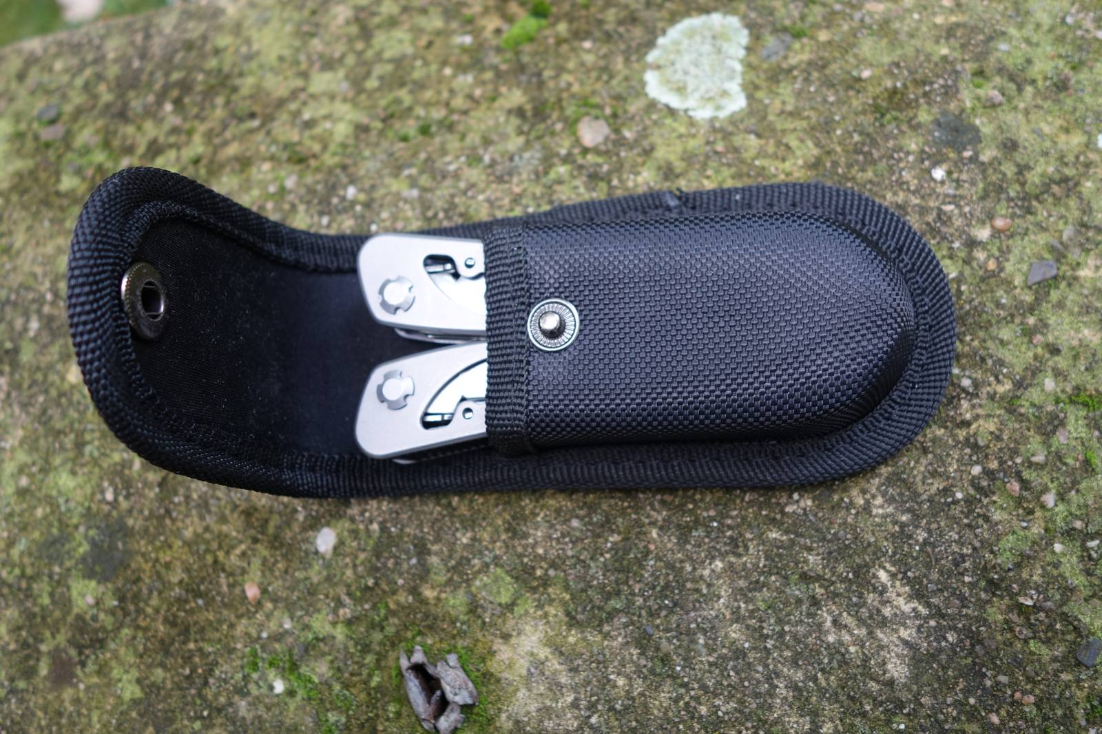 Textilní obal na nářaďový nůž BaseTech je součástí prodejního balení.