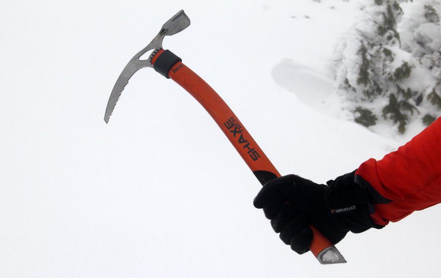 BCA Shaxe je kvalitní cepín. Ne žádné záložní párátko na píchání do sněhu.