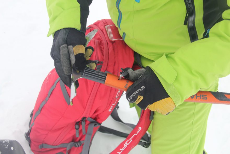 Detail na zajištění cepínu BCA Shaxe pomocí kolíčku s klipem.