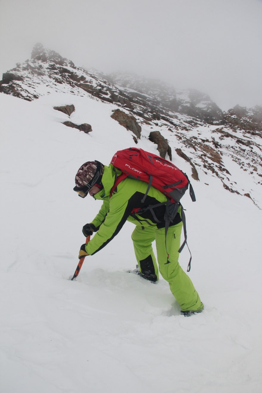 Jistou slabinou BCA Shaxe je absence teleskopického topůrka a tedy kratší záběr při práci s lopatou.