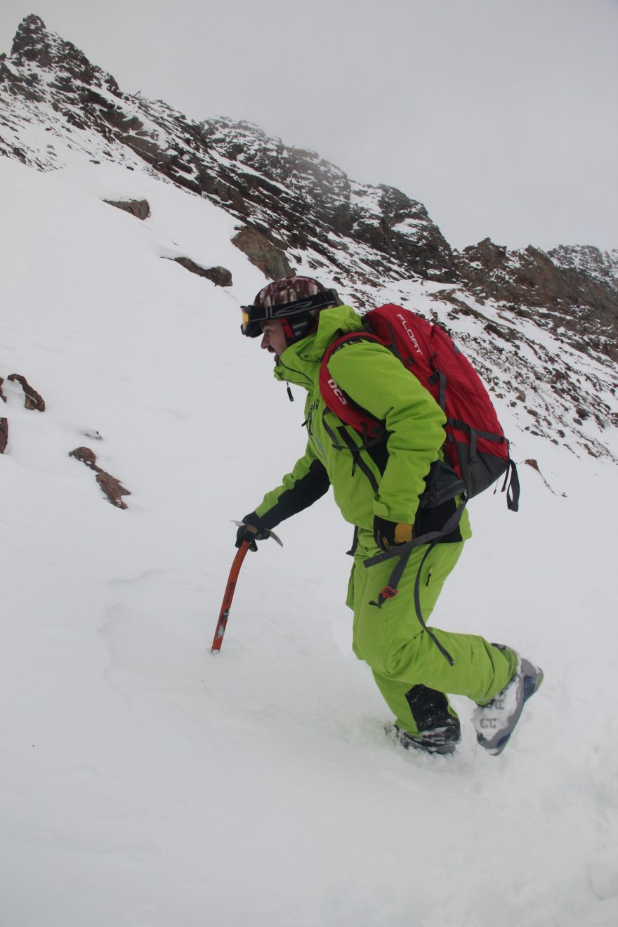 Samozřejmě, že cepín BCA Shaxe slouží i jako opora při postupu strmým terénem.