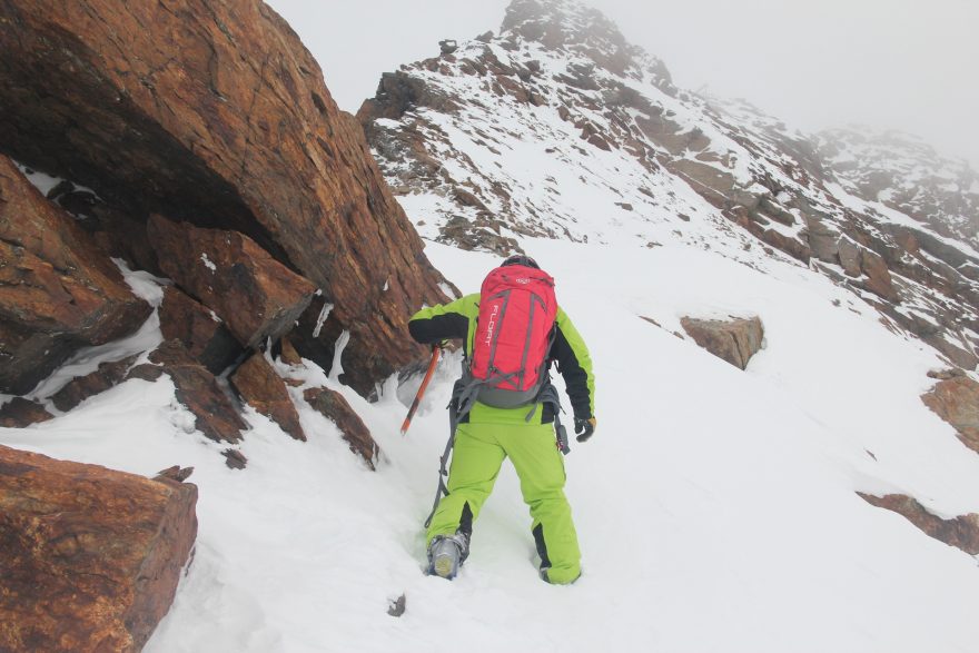 Z lopaty vytvoříte během chvilky cepín a můžete tak překonat strmé nebo lezecké pasáže s jedním nástrojem.