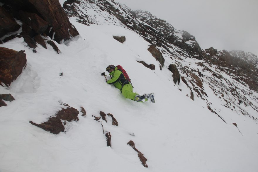 Zalehnutí cepínu BCA Shaxe při brzdění pádu.