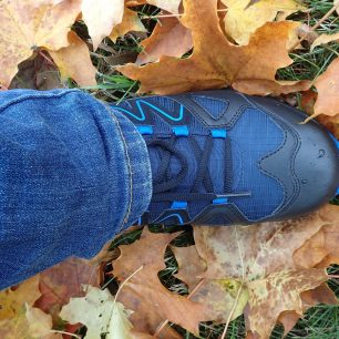 Salomon Cruzano GTX barevně ladí k džínám.