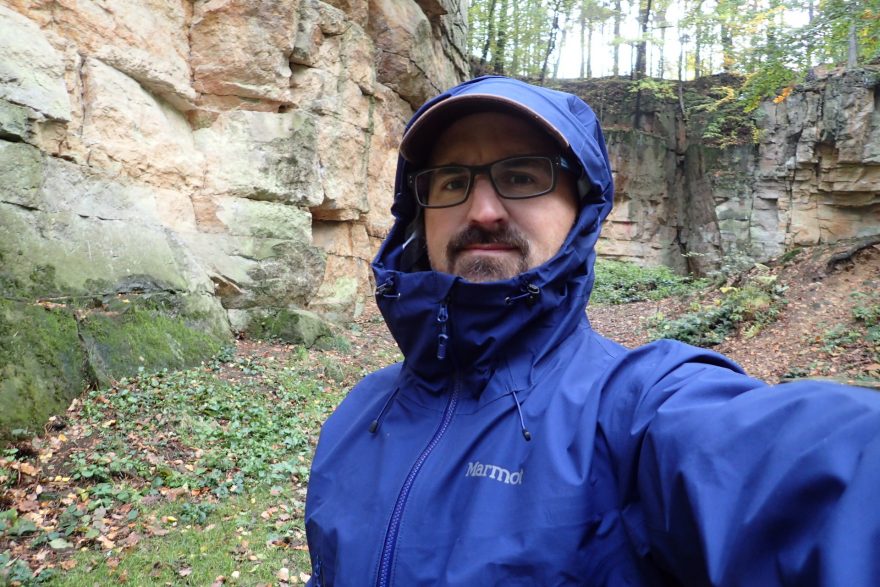 Límec Marmot Red Star Jacket bezpečně chrání krka schováte za něj i bradu.