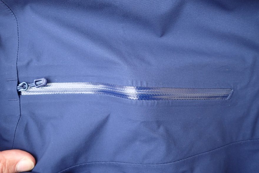 Opět minimální šití u kapes Marmot Red Star Jacket.