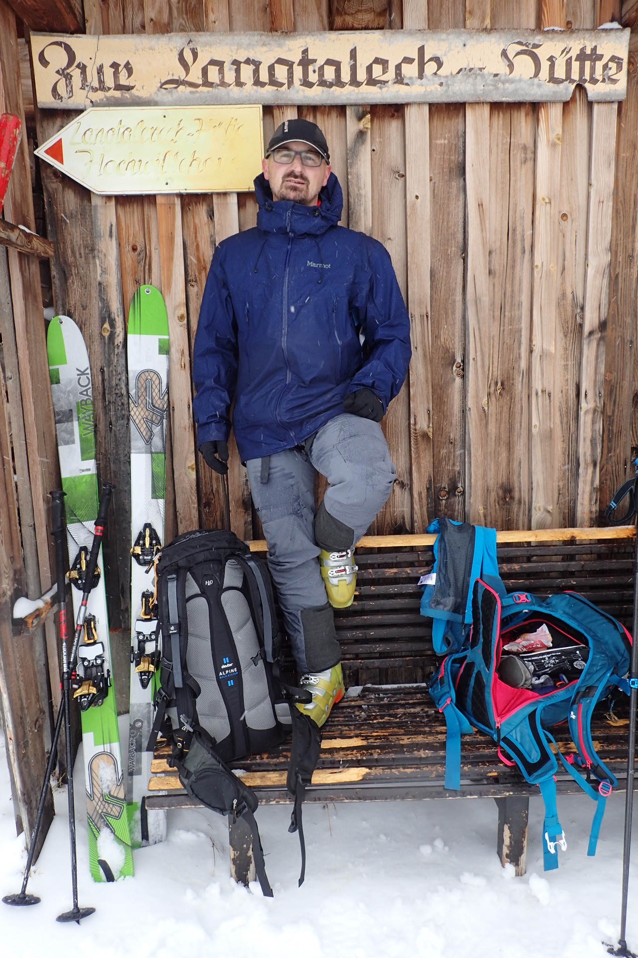 Přestávka během testování na skialpové túře v Alpách.
