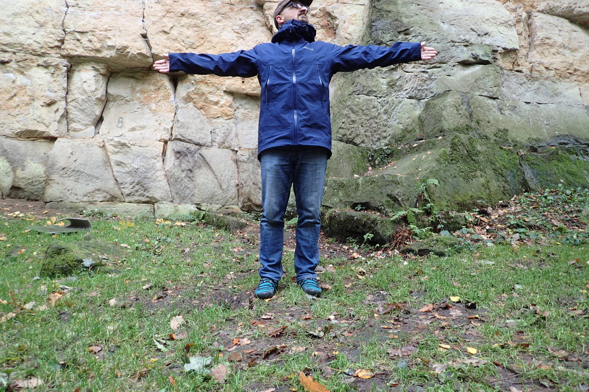 Při rozpažení v bundě Marmot Red Star Jacket nikde nic netáhne a nic se nevytahuje.