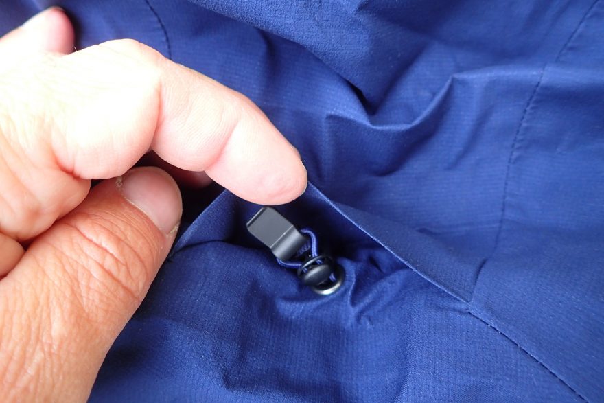 Stahování kapuce je ukryto tak, aby do ni nezatékalo.