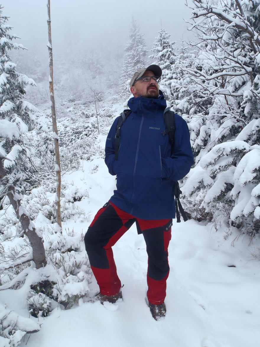 Vkládní rukou do kapes u bundy Marmot Red Star Jacket je návykové.