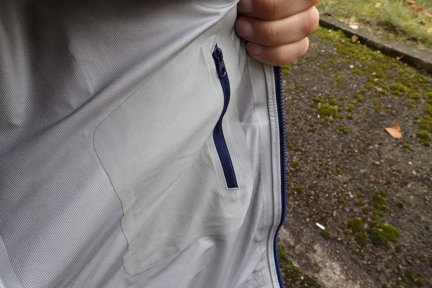 Vnitřní kapsa na levém boku je zajištěna zipem a pojme bez problému smart phone SONY Z3.