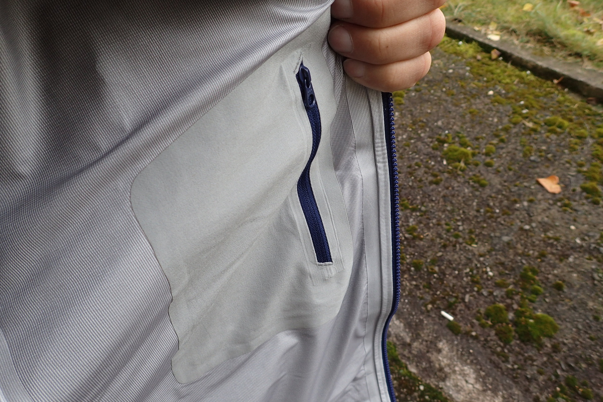 Vnitřní kapsa na levém boku je zajištěna zipem a pojme bez problému smart phone SONY Z3.