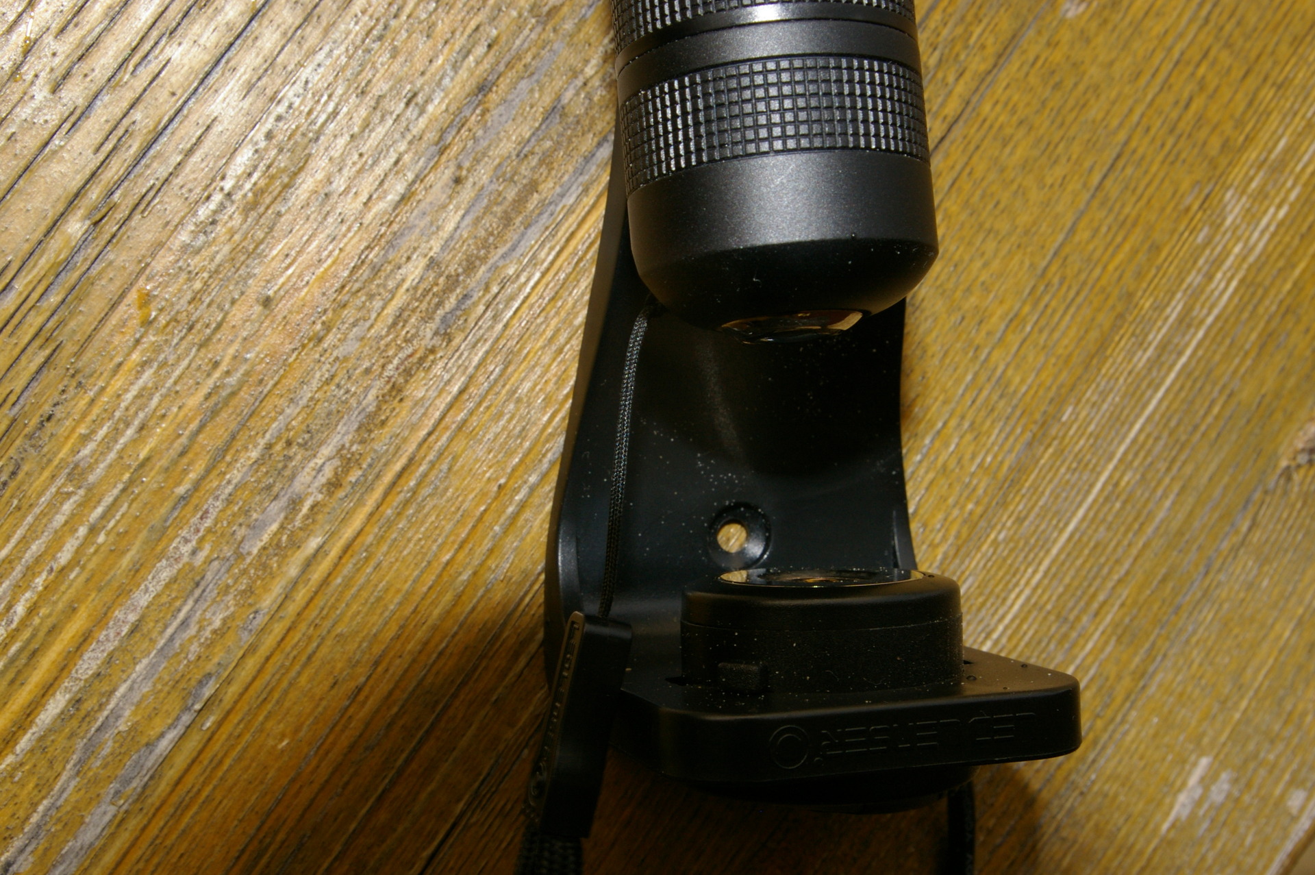 Detail nabíjecího magnetického kontaktu.