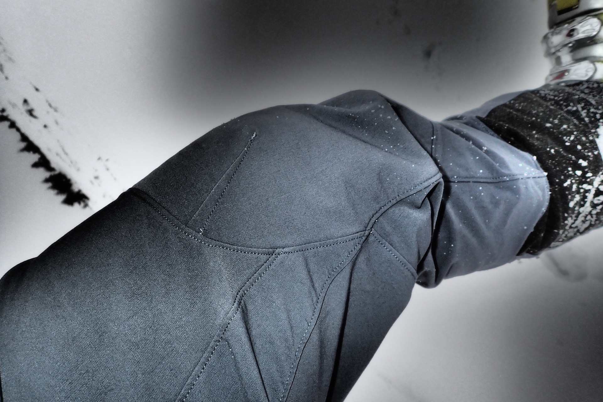 Kolena Marmot TOUR PANT jsou předtvarována a nohavice dobře sedí.