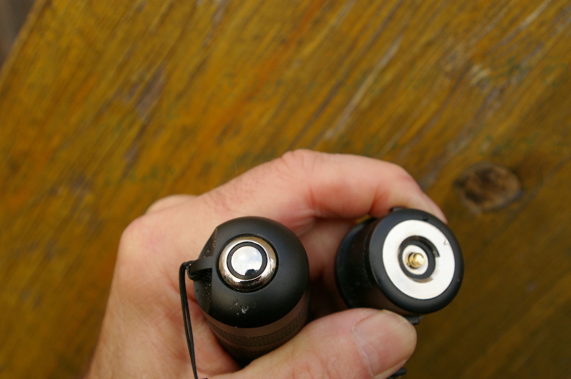 Nabíjecí kontakty svítilny a nabíjecího kabelu.