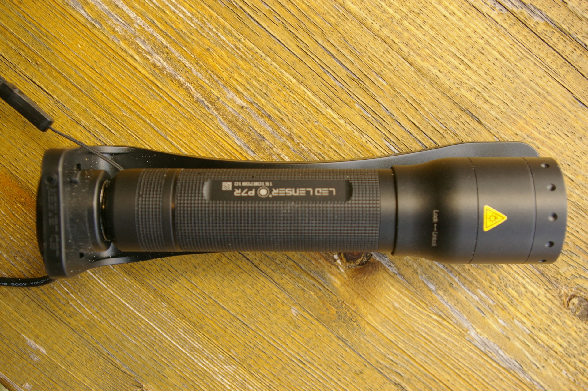 Svítilna Ledlenser P7R v nabíjecím držáku.