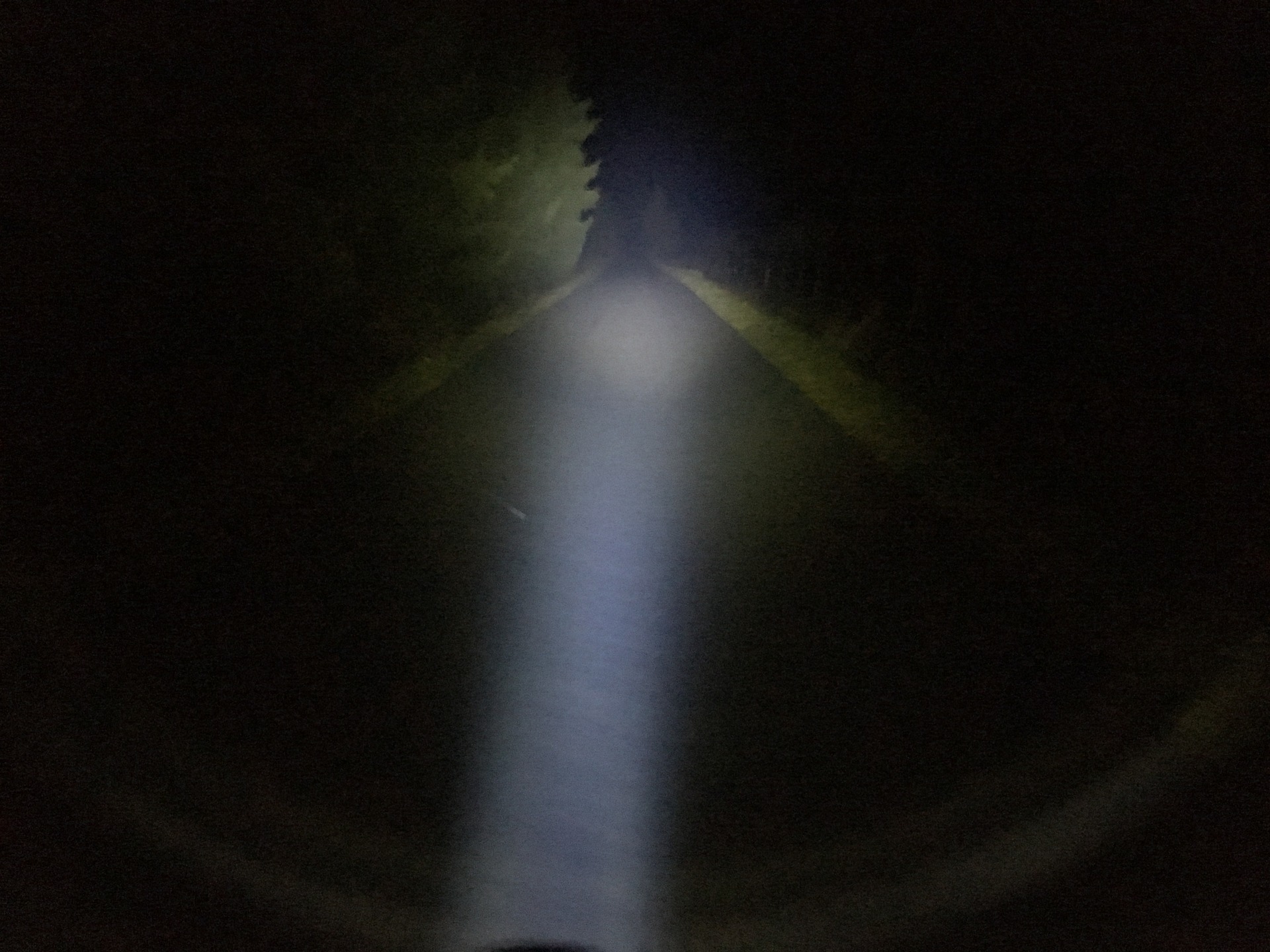 Úzký kužel světla na silnici. Úzký kužel světla na silnici.