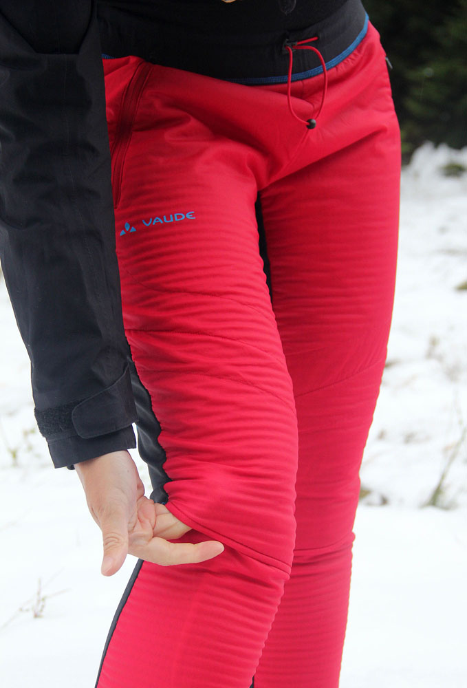 Varhánkování izolačního materiálu na přední části stehen