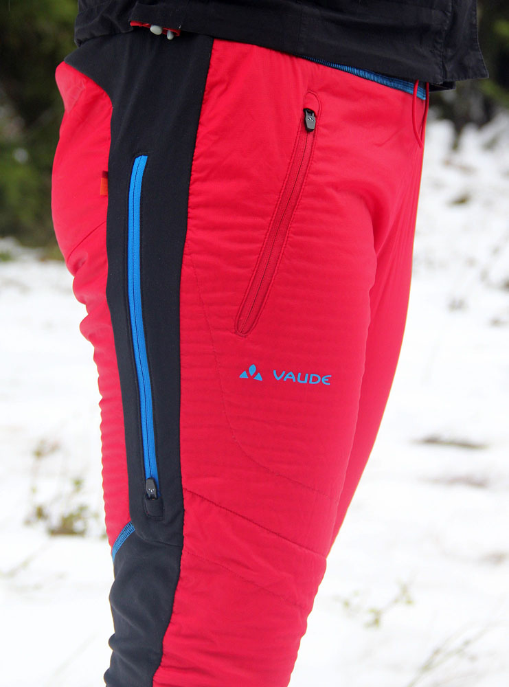 Zipy na kapsách a odvětráváních jsou zakončeny malými krycími légami