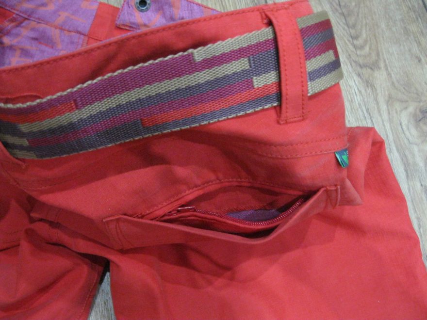 Detail tajné kapsy kalhot ELKIE vzadu, která je na zip.