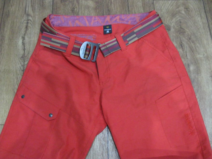 Praktický opasek s masivní sponou u kalhot ELKIE.