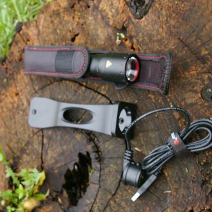 Svítilna Ledlenser P7R s příslušenstvím.