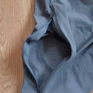 Ventilační otvory kalhot Marmot TOUR PANTjsou bez vložené síťky či tkaniny.