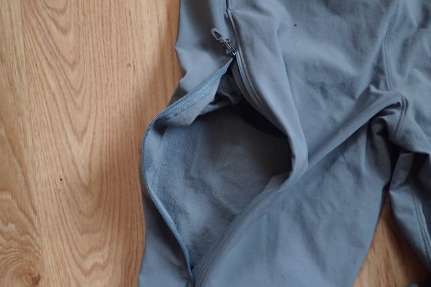 Ventilační otvory kalhot Marmot TOUR PANTjsou bez vložené síťky či tkaniny.