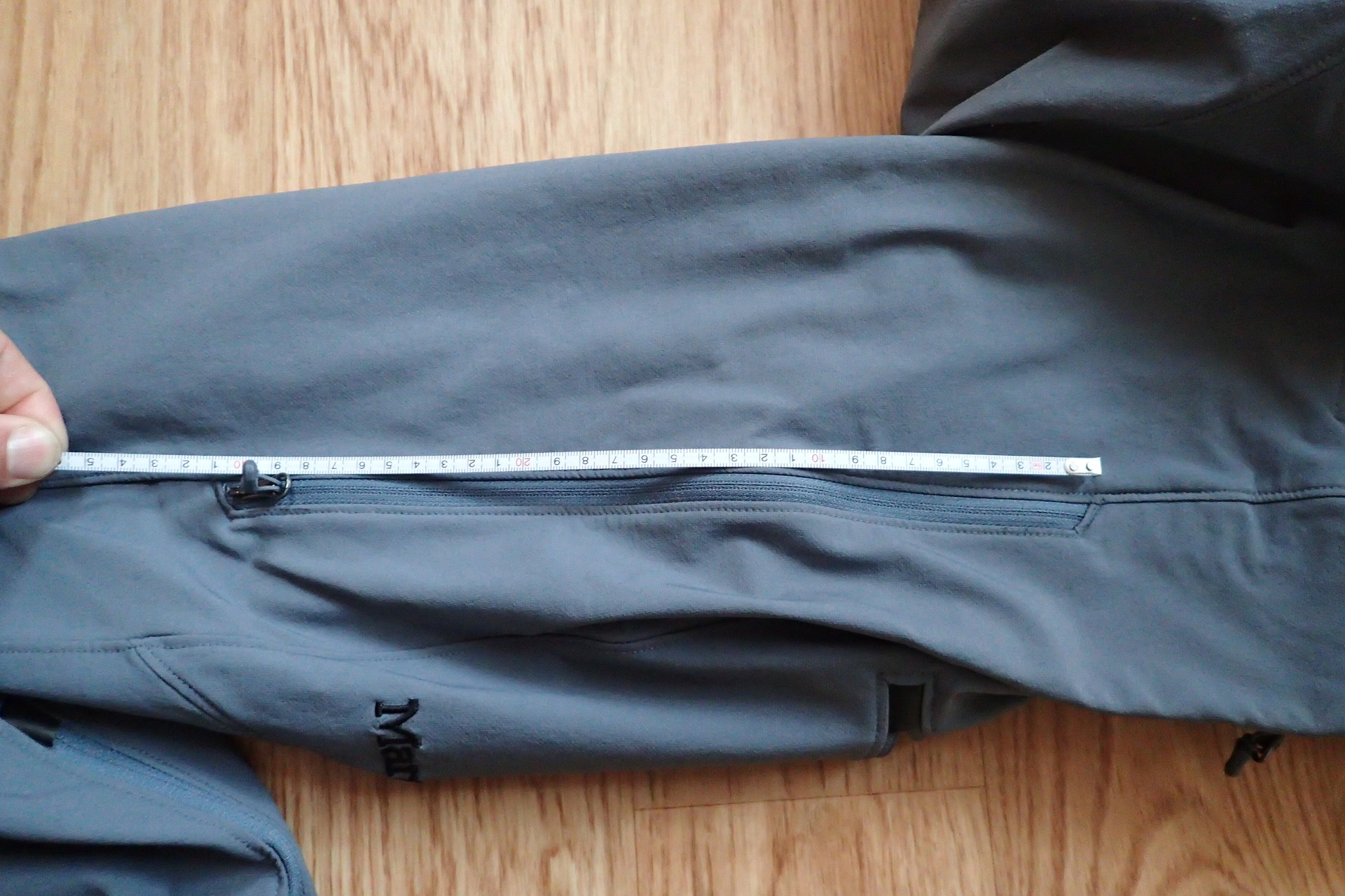 Ventilační otvory na vnějších stranách nohavic jsou dlouhé 30 cm.
