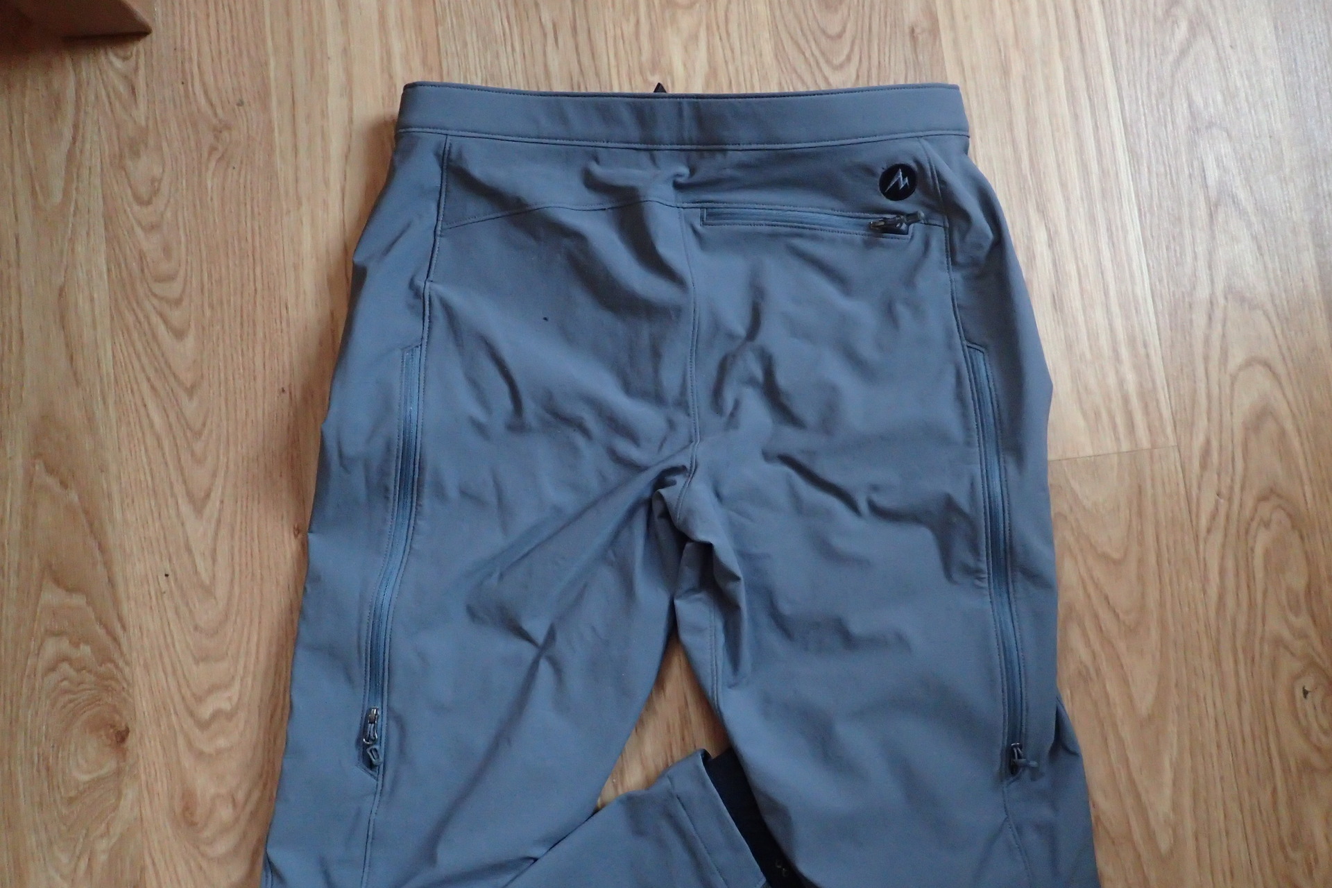 Zadní kapsa a pár ventilačních otvorů kalhot Marmot TOUR PANT.