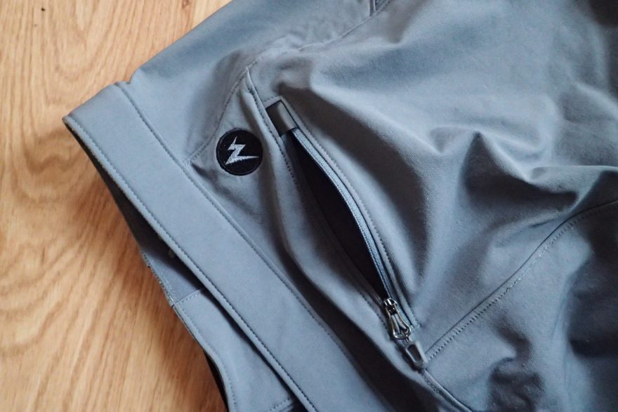 Zadní kapsa u kalhot Marmot TOUR PANT je zajištěna zipem.