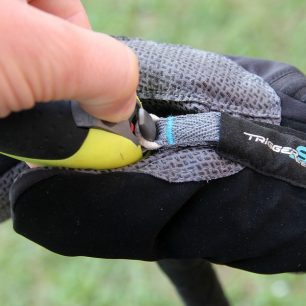 Otevírání zámku na rukojeti hole