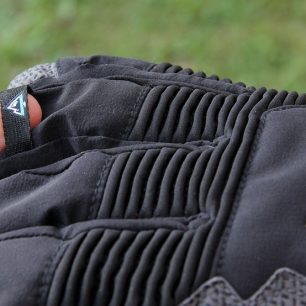 Na každé rukavici je jedno očko pro zavěšení