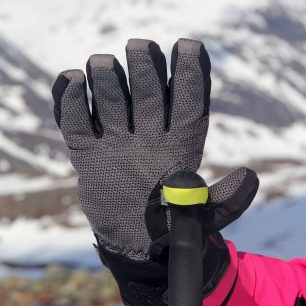 Dlaňová část rukavic Leki s okem Trigger Loop vedle palce