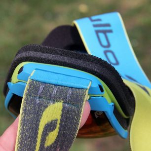 Uchycení pásku vedle Airflux